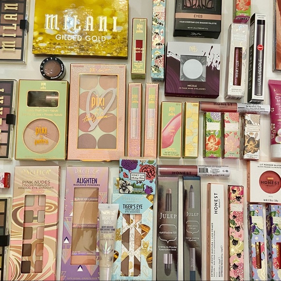 Makeup Mystery Box & Gift!💝💝 - Picture 2 of 3